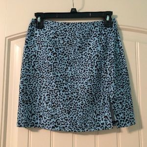 Fitted leopard mini skirt